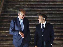 Regelung soll aufgeweicht werden: Berichte: Merz und Macron schließen Verbrennerverbots-Deal