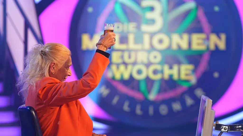 Rheinländerin Heidi Aster gönnt sich ein Glas Kölsch - Quelle RTL