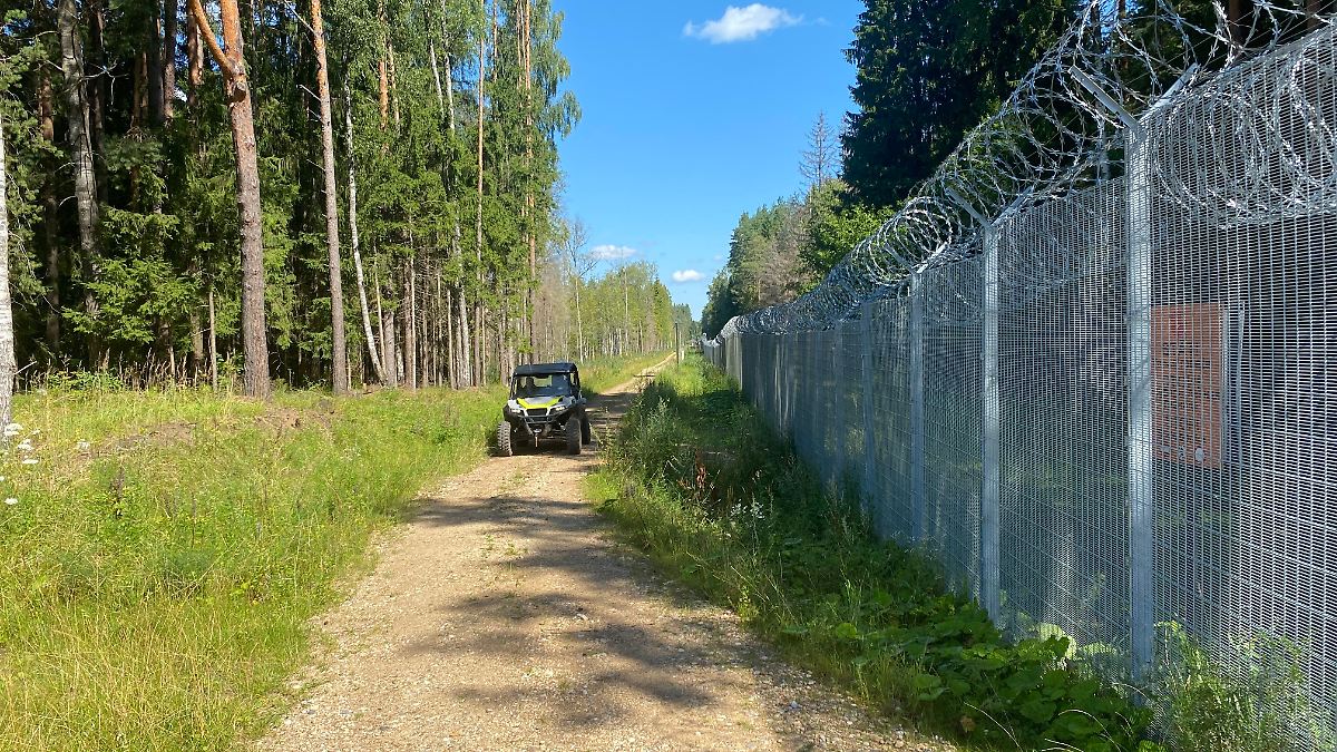 Aggressive Aktion aus Belarus: Riga: Bewaffnete drängen Migranten nach ...