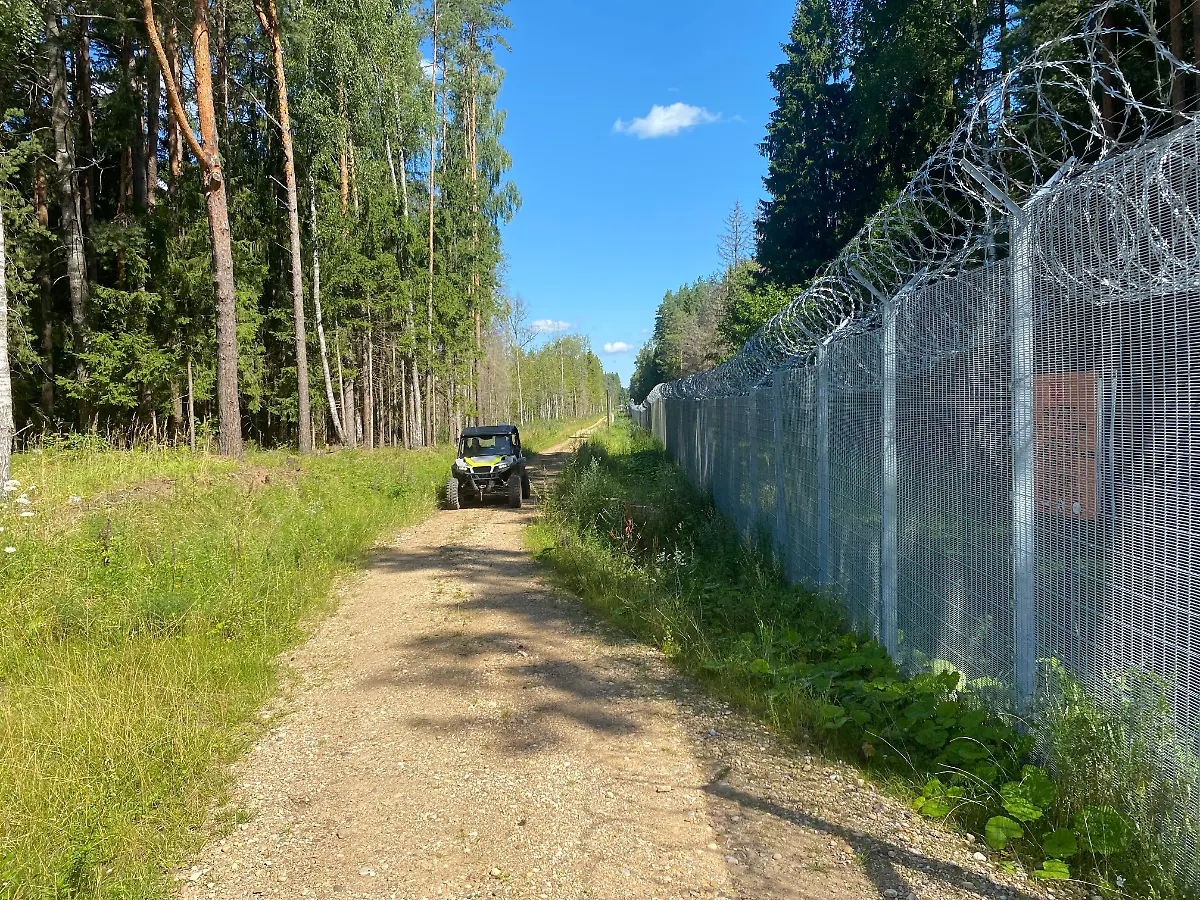 Aggressive Aktion aus Belarus: Riga: Bewaffnete drängen Migranten nach Lettland und stehlen Grenztechnik