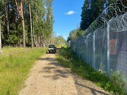 Aggressive Aktion aus Belarus: Riga: Bewaffnete drängen Migranten nach Lettland und stehlen Grenztechnik