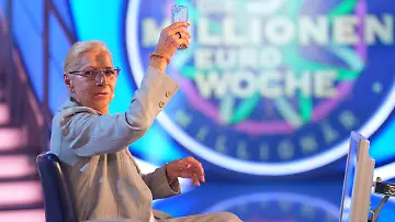 Noch einmal erhebt Kandidatin Heidi Aster das Kölsch-Glas - Quelle RTL