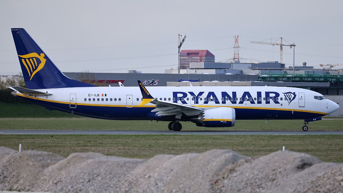 A Ryanair Boeing 737 on an airport taxiway