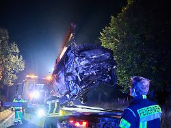 Frontalzusammenstoß mit Auto: Vier Mopedfahrer sterben bei Verkehrsunfall in Brandenburg