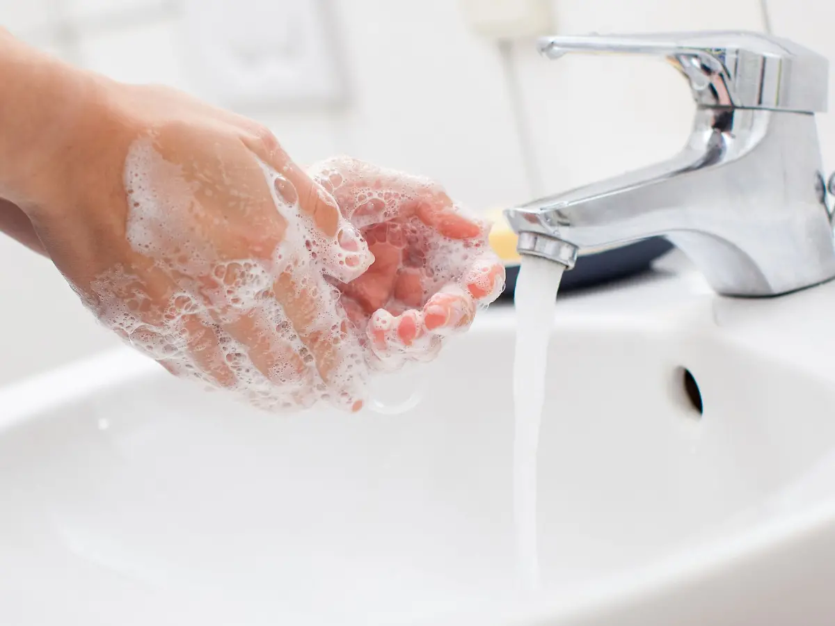 Maßnahme gegen Erkältungen : Reinigt kaltes oder warmes Wasser besser beim Händewaschen?
