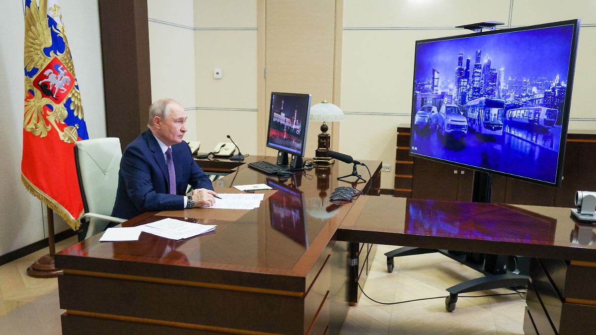 Not very soon after all?: Kremlin contradicts Trump in pneumonic plague ...