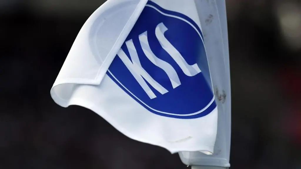 Eine-Eckballfahne-mit-dem-KSC-Logo-weht-im-Wind