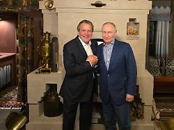 Altkanzler besucht Kremlchef: Schröder feiert Putins Geburtstag in Moskau