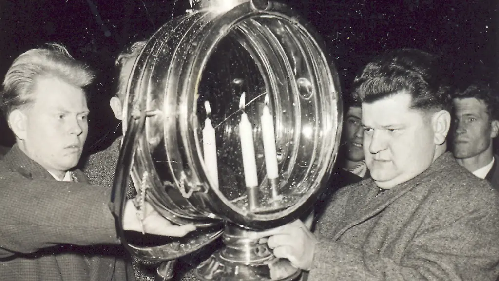 Koenig-Guenter-Huelskoetter-l-und-Hauptmann-Alfons-Konermann-beim-Emmausgang-1961