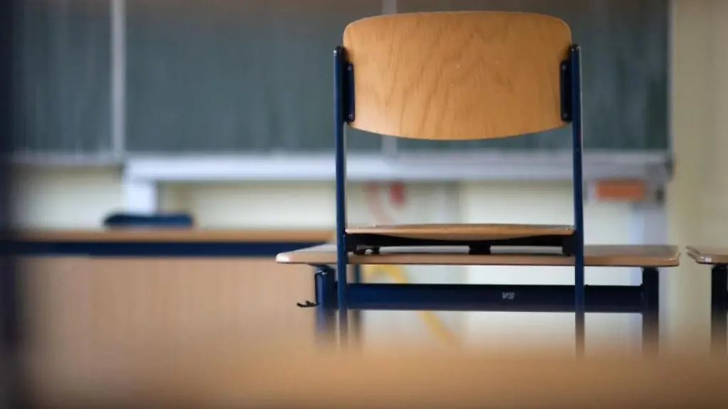 Ein-Stuhl-steht-in-einem-Klassenzimmer-auf-einem-Tisch