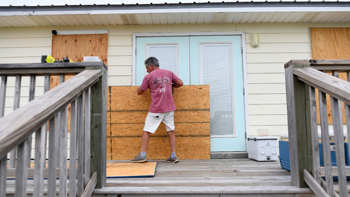 Hurricane Isaias strengthens as US Gulf Coast prepares for landfall