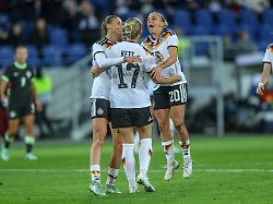 Sieg zum Start in WM-Saison: Doppelpackerin Kössler lässt DFB-Frauen jubeln