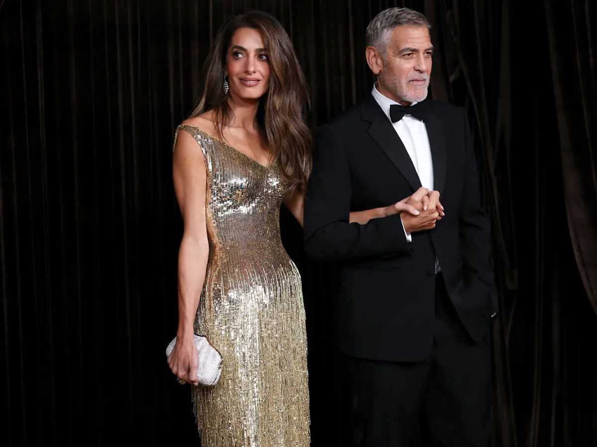 Bei Gala für Gerechtigkeit : Amal Clooney erscheint in goldener Gucci-Robe