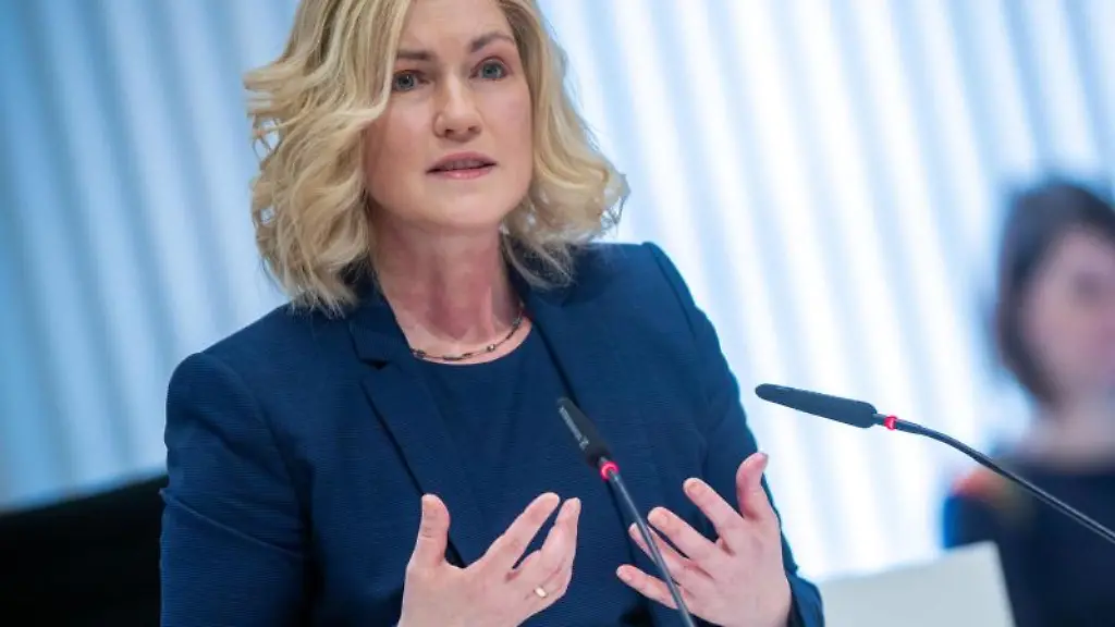 Manuela-Schwesig-SPD-spricht-bei-einer-Landtagssitzung