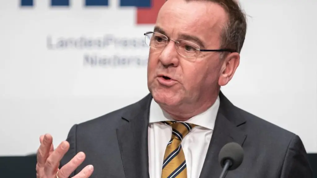 Boris-Pistorius-SPD-spricht-waehrend-einer-Pressekonferenz