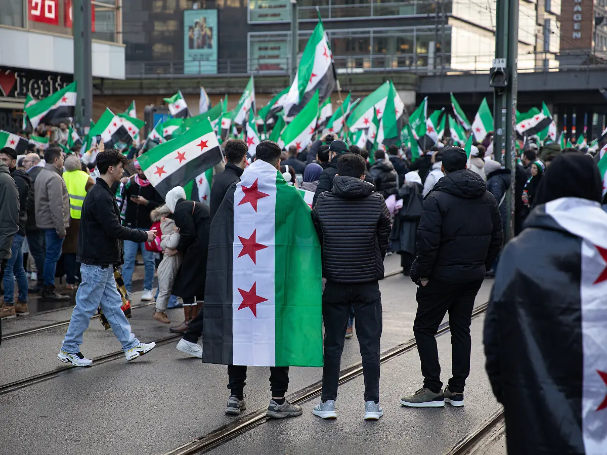 Schnelle Rückkehr nach Syrien? : Dobrindt will Schutz für Syrer beenden - Chaos droht