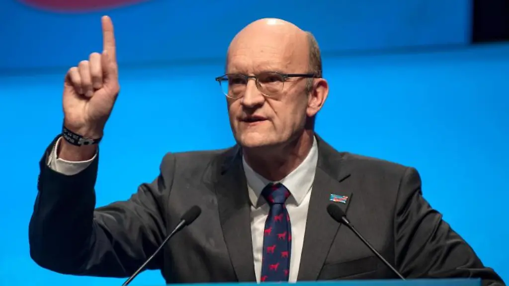Frank-Pasemann-AfD-spricht-bei-einem-Parteitag-der-AfD