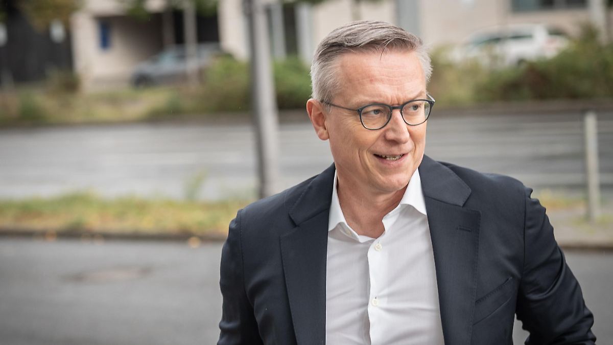 Wildberger Calls for Tax on AI Revenue as Technology Proves Profitable