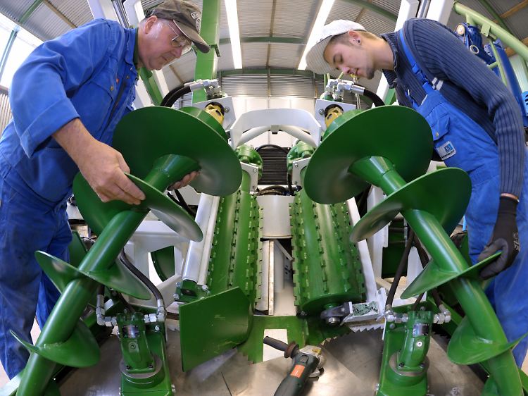 Arbeit an der Spezialanfertigung einer Häckselmaschine bei der KD Stahl- und Maschinenbau GmbH in Breitenworbis (Thüringen).