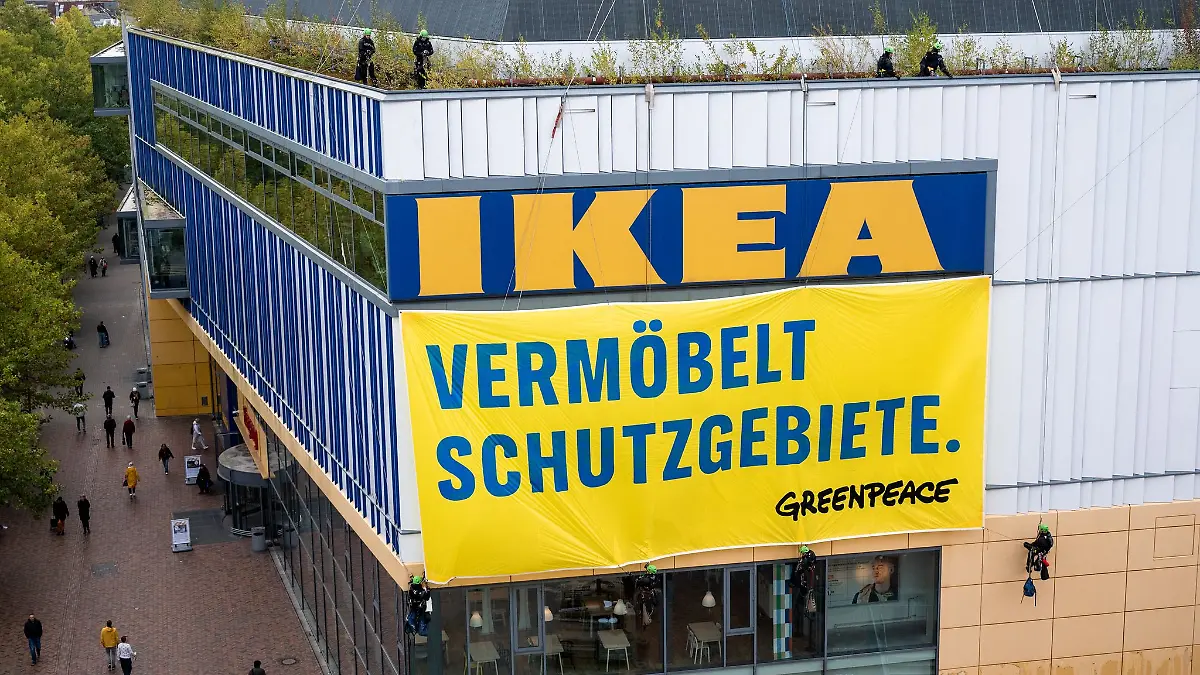 Hamburg & Schleswig-Holstein: Greenpeace protestiert vor Ikea-Einrichtungshaus