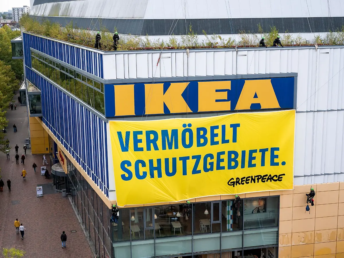 Hamburg & Schleswig-Holstein: Greenpeace protestiert vor Ikea-Einrichtungshaus