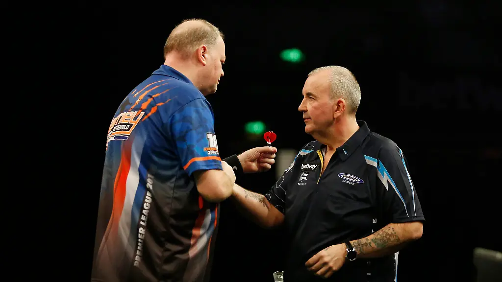 Raymond-van-Barneveld-und-Phil-Taylor-sind-die-erfolgreichsten-Dartspieler-aller-Zeiten-Auf-den-obligatorischen-Handshake-muessen-Sie-im-Online-Duell-verzichten