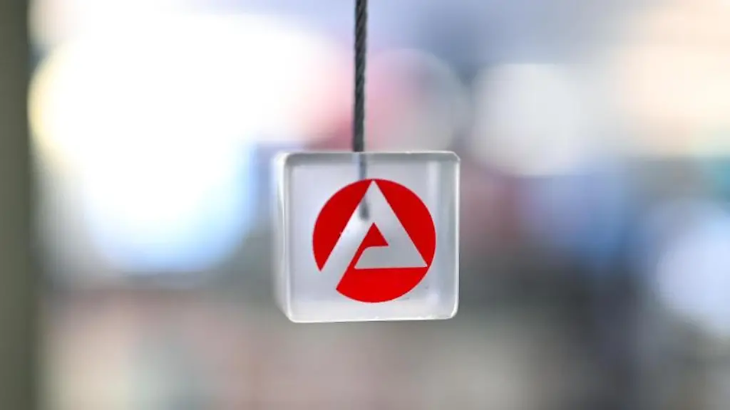 Auf-einem-transparenten-Wuerfel-ist-das-Logo-der-Bundesagentur-fuer-Arbeit-zu-sehen