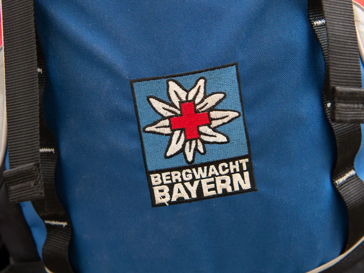 Aufräumaktion auf der Zugspitze: Bergwacht holt Schlafsäcke, Kameras und Knochen vom Gletscher