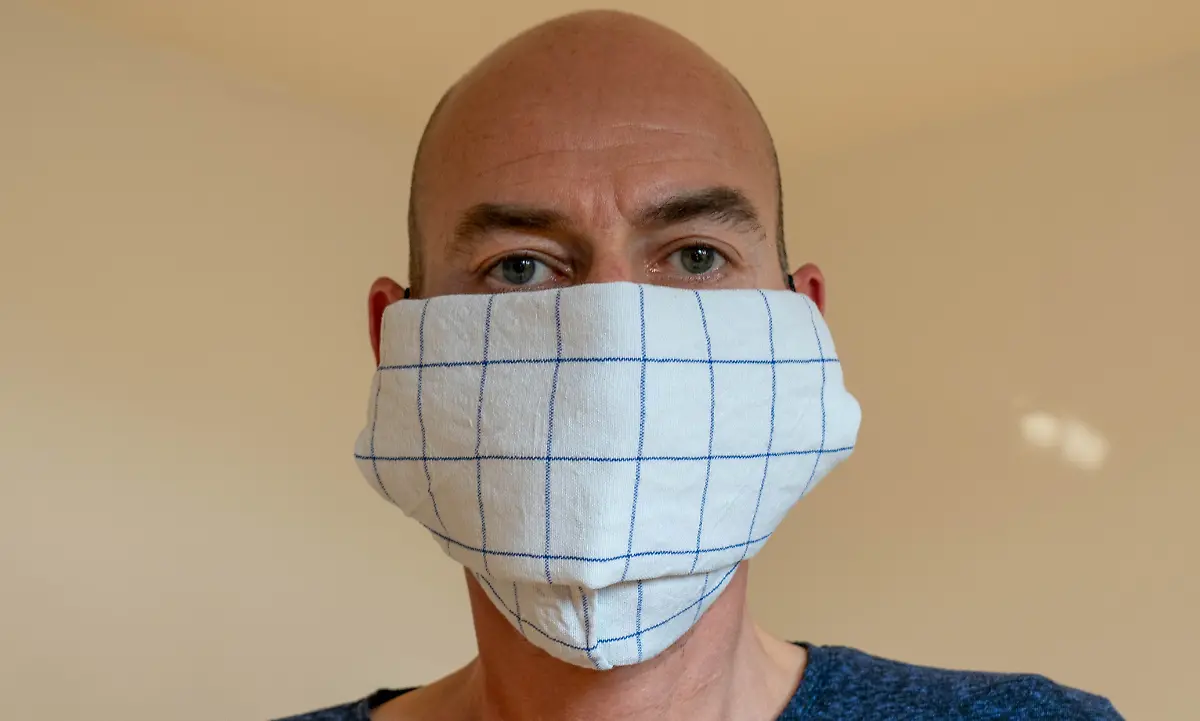 Anleitung-Behelfsmaske-aus-Tuch-falten-17