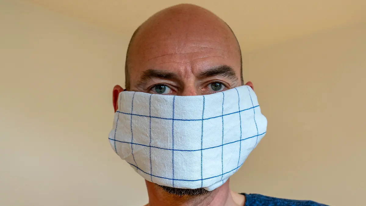 Anleitung-Behelfsmaske-aus-Tuch-falten-15