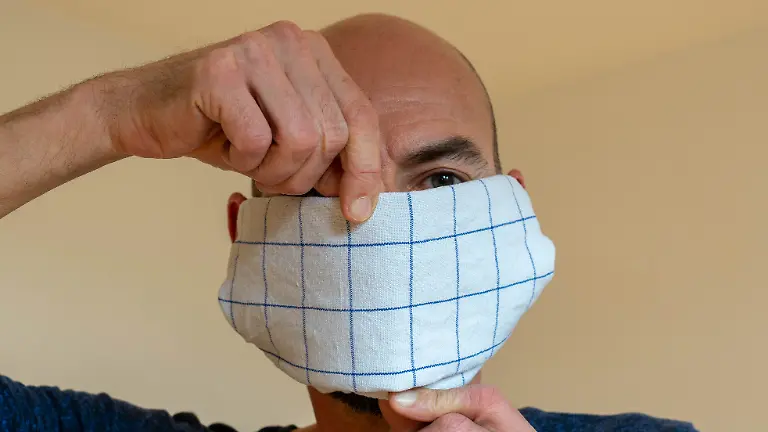 Anleitung-Behelfsmaske-aus-Tuch-falten-16