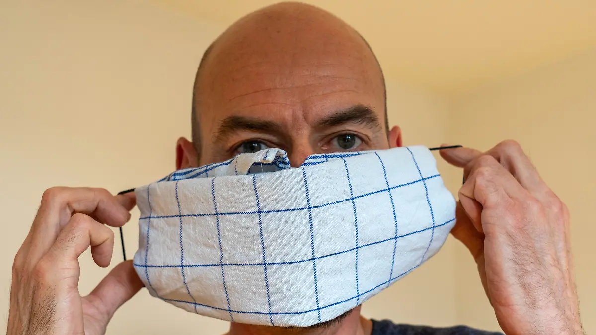 Anleitung-Behelfsmaske-aus-Tuch-falten-14