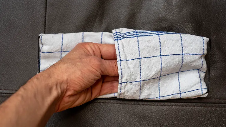 Anleitung-Behelfsmaske-aus-Tuch-falten-13