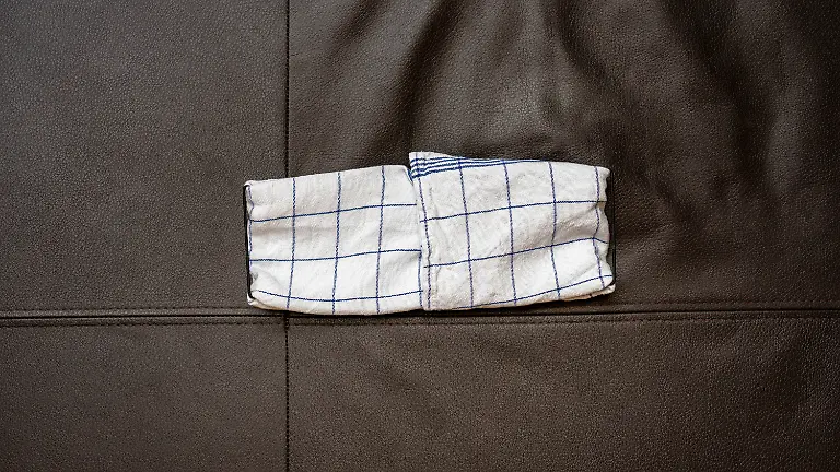 Anleitung-Behelfsmaske-aus-Tuch-falten-12