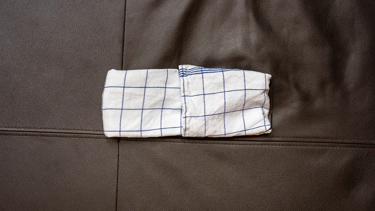 Anleitung-Behelfsmaske-aus-Tuch-falten-11