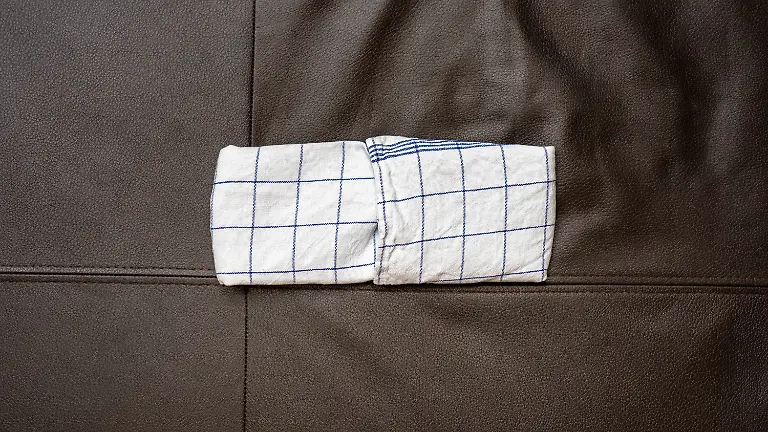 Anleitung-Behelfsmaske-aus-Tuch-falten-10