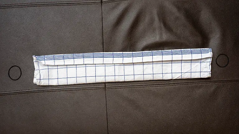 Anleitung-Behelfsmaske-aus-Tuch-falten-6