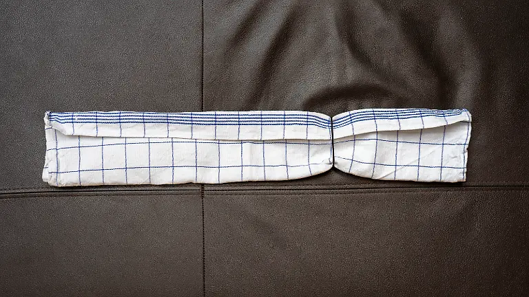 Anleitung-Behelfsmaske-aus-Tuch-falten-7