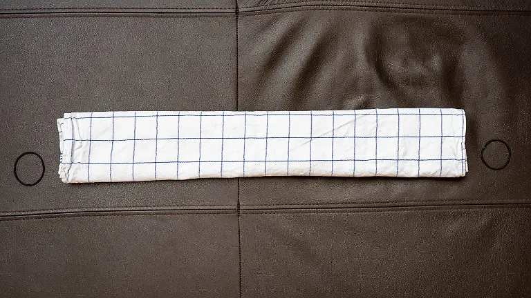 Anleitung-Behelfsmaske-aus-Tuch-falten-5