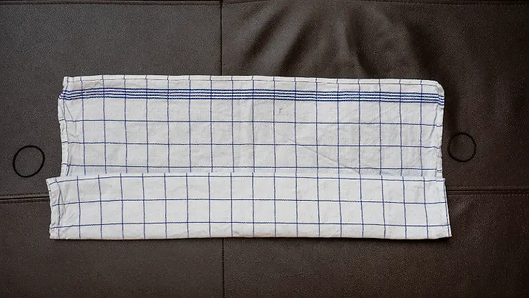 Anleitung-Behelfsmaske-aus-Tuch-falten-3