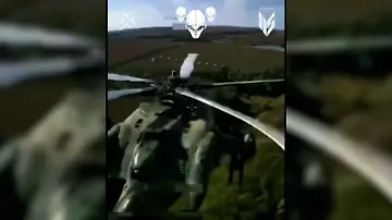 ukrainische Drohne greift im Flug russischen Helikopter an.00_01_55_20.Still001