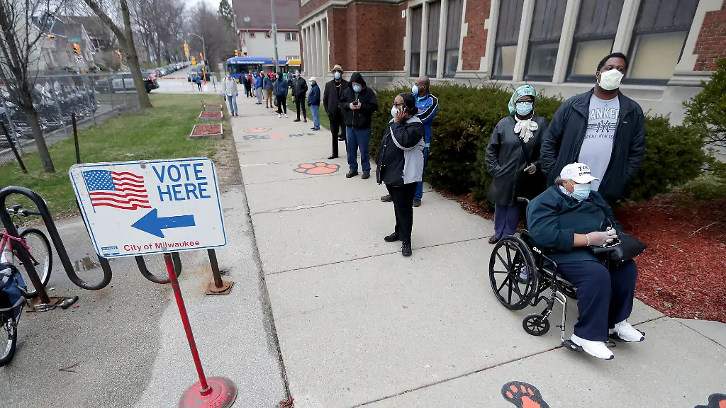 Die-Menschen-warteten-teils-zweieinhalb-Stunden-darauf-an-die-Wahlurnen-treten-zu-duerfen