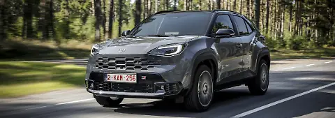96207-2026yariscrossgr-sportstorm-greyaction001-web-lr