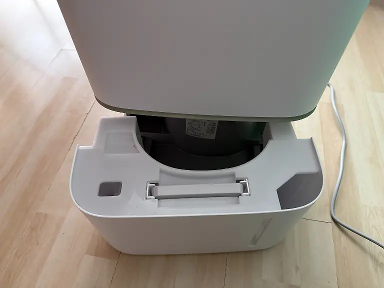 Test-Luftentfeuchter-Comfee-Wassertank-leicht-zu-entnehmen