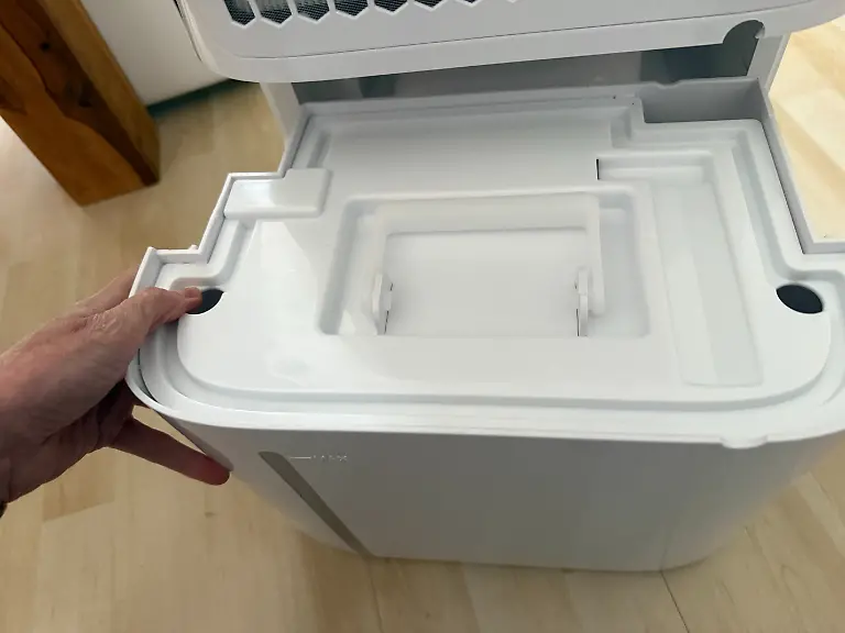 Test-Luftentfeuchter-Trotec-Wassertank-einhändig-schwer-zu-entfernen