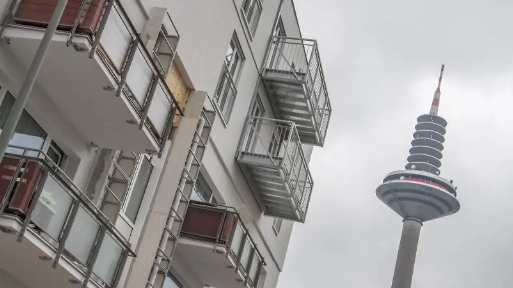 Um-zwei-neue-Obergeschosse-aufgestockt-wurde-dieses-Haus-in-der-Frankfurter-Platensiedlung