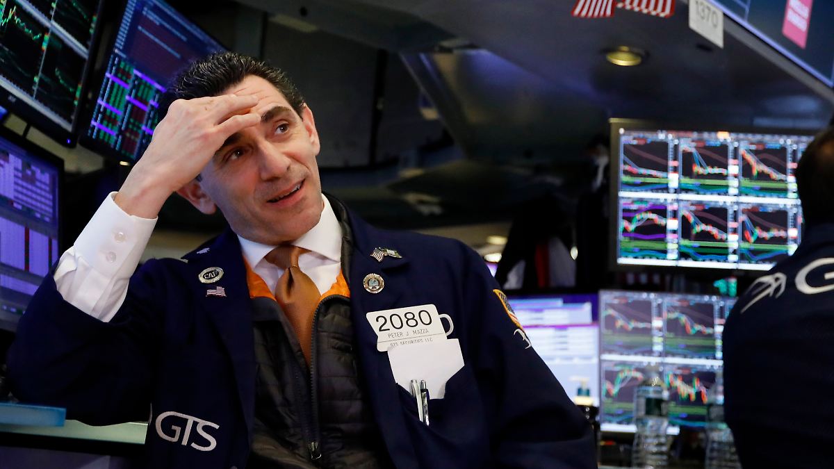 US tech stocks fall amid valuation concerns and higher interest rates