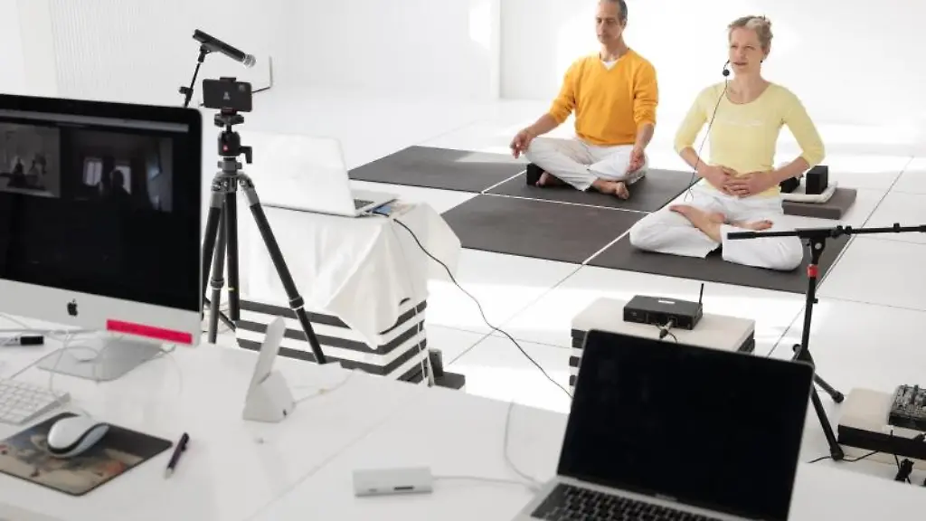 Die-Yogalehrer-Benita-und-Immanuel-Grosser-zu-Beginn-einer-Yogastunde-die-sie-live-im-Internet-streamen
