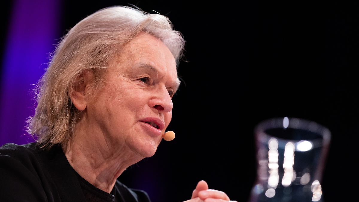 Auftritt abgesagt : Elke Heidenreich muss operiert werden 