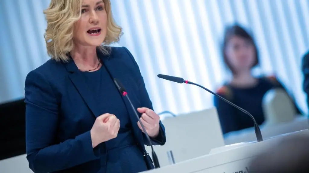 Manuela-Schwesig-SPD-Ministerpraesidentin-von-Mecklenburg-Vorpommern-spricht-bei-der-Landtagssitzung